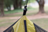 Einzelnes Campingbett im Freien, leichtes Moskito-Zeltnetz